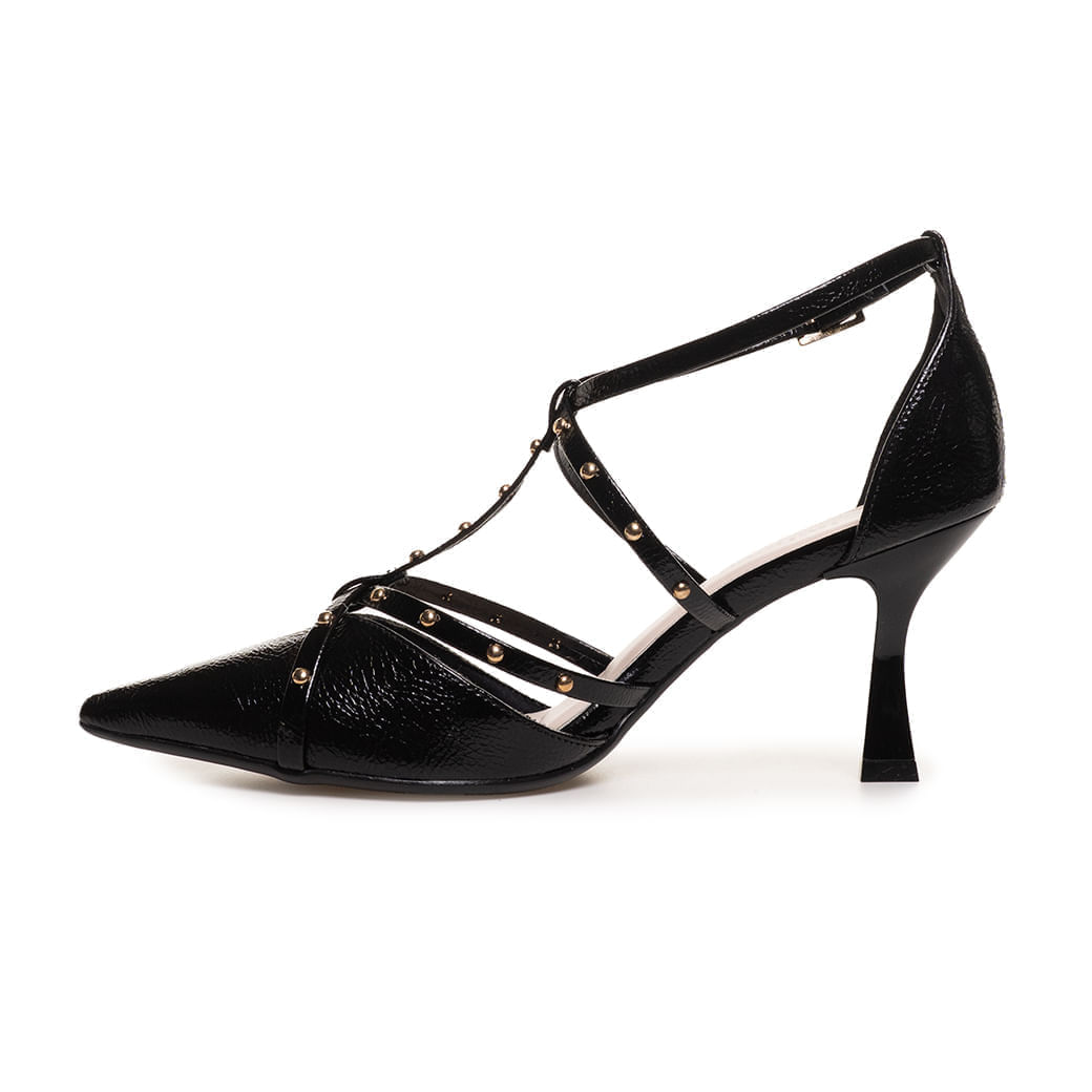 Sapato feminino preto Bebecê com bico fino e tiras finas cruzadas decoradas com tachas metálicas para guia de ajuste